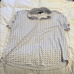 Mizzen+Main Blue and Red Floral Shirt
Size: XXL Trim